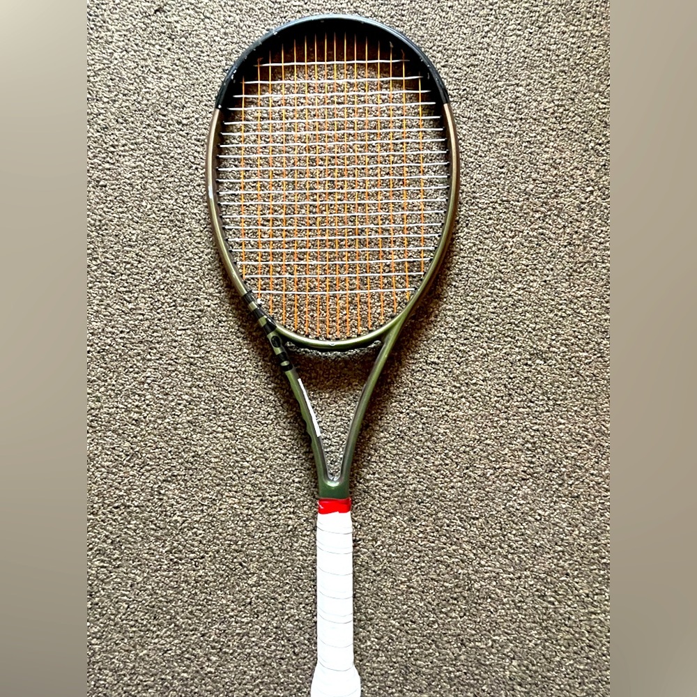 Wilson Blade V8 98 Tennis Racket